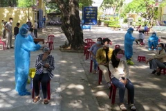 Kỳ thi tốt nghiệp THPT (đợt 2) của tỉnh Phú Yên có 408 thí sinh dự thi và đều được lấy mẫu xét nghiệm. (Ảnh: Xuân Triệu/TTXVN)