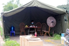 Lập chốt kiểm soát dịch bệnh tại thôn Nội Đọ, xã Bắc Lý, huyện Lý Nhân - nơi ở của bệnh nhân COVID-19 vừa được xác nhận. (Ảnh: Đại Nghĩa/TTXVN)