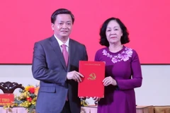 Bà Trương Thị Mai trao Quyết định của Bộ Chính trị cho tân Bí thư Tỉnh ủy Bến Tre Lê Đức Thọ. (Ảnh: Huỳnh Phúc Hậu/TTXVN)