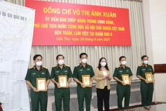 Phó Chủ tịch nước Võ Thị Ánh Xuân tặng quà cho các lãnh đạo Quân khu 9. (Ảnh: Ngọc Thiện/TTXVN)