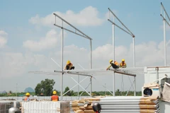 Nhà thầu triển khai hoàn thiện hạ tầng tại Khu công nghiệp Sông Khoai, thị xã Quảng Yên, tỉnh Quảng Ninh. (Ảnh: Thanh Vân/TTXVN)