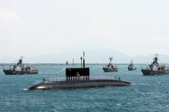 Tàu ngầm thuộc Lữ đoàn Tàu ngầm 189 và tàu chiến mặt nước của Quân chủng Hải quân tại quân cảng Cam Ranh, tỉnh Khánh Hòa. (Ảnh: Nguyễn Khang/TTXVN)