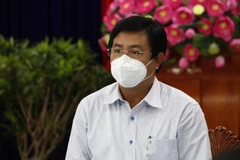Ông Nguyễn Tiến Hải, Ủy viên Trung ương Đảng, Bí thư Tỉnh ủy, Chủ tịch Hội đồng Nhân dân tỉnh kiêm Trưởng ban Ban Chỉ đạo phòng, chống dịch bệnh COVID-19 tỉnh Cà Mau phát biểu tại Hội nghị. (Ảnh: Kim Há/TTXVN)