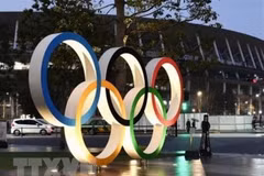 Vòng tròn Olympic được trưng bày tại sân vận động Quốc gia Tokyo, Nhật Bản. (Ảnh: Kyodo/TTXVN)