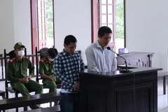 Hai bị cáo tại phiên tòa. (Ảnh: Đậu Tất Thành/TTXVN)