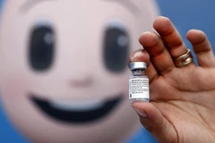 Nhân viên y tế chuẩn bị tiêm vaccine ngừa COVID-19 của Pfizer-BioNTech. (Ảnh: AFP/TTXVN)