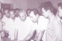 Bộ trưởng Trần Quốc Hoàn kiểm tra một số cải tiến kỹ thuật máy thông tin liên lạc của cán bộ, chiến sỹ Phòng 2, Cục KG2, ngày 9/10/1979. Ảnh tư liệu. (Nguồn: cand.com.vn)