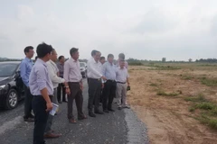 Ngành chức năng kiểm tra dự án đầu tư tại huyện Bến Lức. (Nguồn: baolongan)