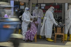 Một điểm xét nghiệm COVID-19 tại thành phố Colombo của Sri Lanka. (Ảnh: AFP/TTXVN)