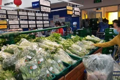 Siêu thị Co.opmart Cao Lãnh, tỉnh Đồng Tháp đảm bảo rau, củ quả tươi xanh phục vụ khách hàng. (Ảnh: Nguyễn Văn Trí/TTXVN)