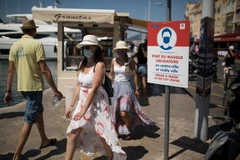 Người dân và du khách bắt buộc phải đeo khẩu trang tại khu nghỉ dưỡng Saint-Tropez. (Nguồn: AFP)