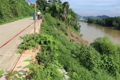 Đoạn đường độc đạo vào thôn Giàn Khế, xã Yên Phú, huyện Văn Yên, tỉnh Yên Bái sạt lở dài hơn 30m từ 3 năm nay vẫn chưa được sửa chữa, gia cố. (Ảnh: Tiến Khánh/TTXVN)