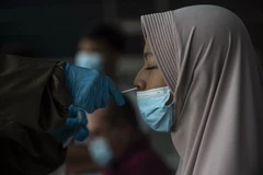 Nhân viên y tế lấy mẫu xét nghiệm COVID-19 cho người dân tại Nam Tangerang, Indonesia, ngày 20/5 vừa qua. (Ảnh: THX/TTXVN)