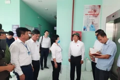 Đại tướng Đỗ Bá Tỵ, Phó Chủ tịch Quốc hội kiểm tra công tác chuẩn bị bầu cử trên địa bàn thành phố Thuận An, tỉnh Bình Dương - nơi tập trung đông nhất cử tri tạm trú quanh các khu công nghiệp. (Ảnh: Chí Tưởng/TTXVN)