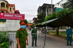 Lực lượng chức năng kiểm soát, cách ly y tế. (Ảnh: TTXVN phát)