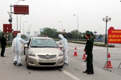 Chốt kiểm soát dịch COVID-19 tại ngã ba cầu Tân Đệ, xã Mỹ Tân, huyện Mỹ Lộc, tỉnh Nam Định. (Ảnh: Văn Đạt/TTXVN)