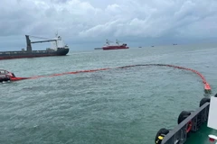 Ứng cứu sự cố tràn dầu tại khu vực tàu Mỹ An 1 chìm. (Ảnh: TTXVN phát)