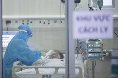Điều dưỡng Bệnh viện FV chăm sóc người bệnh nghi mắc COVID-19 tại khu vực cách ly. (Ảnh: TTXVN phát)