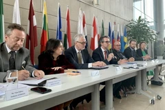 Đại sứ Giorgio Aliberti, Trưởng Phái đoàn EU tại Việt Nam (người cầm míc) chủ trì buổi gặp gỡ báo chí. (Ảnh: Việt Đức/TTXVN)