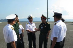 Thủ trưởng các đơn vị Quân đội chia tay đoàn công tác. (Ảnh: Sỹ Tuyên-Phan Sáu-Thắng Trung/TTXVN)