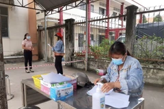 Người dân đến Trạm y tế xã Đức Hòa Đông, huyện Đức Hòa khai báo y tế và cung cấp thông tin cho công tác phòng, chống dịch. (Ảnh: Đức Hạnh/TTXVN)