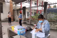 Người dân đến Trạm y tế xã Đức Hòa Đông, huyện Đức Hòa khai báo y tế và cung cấp thông tin cho công tác phòng, chống dịch. (Ảnh: Đức Hạnh/TTXVN)