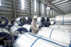 Dây chuyền sản xuất tại công ty Tôn Hòa Phát. (Ảnh: Phạm Kiên/TTXVN)