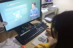 Học sinh học trực tuyến trong thời gian tạm dừng đến trường, để phòng dịch COVID-19. (Ảnh: TTXVN)