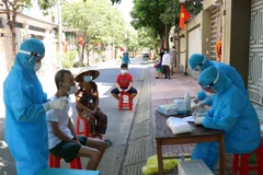 Người dân chờ đến lượt lấy mẫu xét nghiệm. (Ảnh: Công Tường/TTXVN)