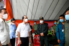 Thứ trưởng Bộ LĐ-TB và XH Nguyễn Văn Hồi kiểm tra tình hình phòng, chống dịch tại Cơ sở cai nghiện ma túy Bố Lá, xã Phước Hòa, huyện Phú Giáo, tỉnh Bình Dương. (Ảnh: TTXVN phát)