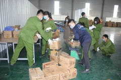 Tổ công tác Công an thành phố Hòa Bình tiến hành thu giữ, niêm phong toàn bộ tang vật và máy móc phục vụ công tác điều tra. (Ảnh: Vũ Hà/TTXVN)