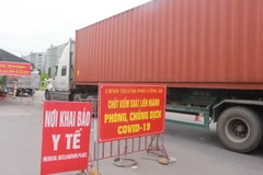 Chốt kiểm soát phòng, chống dịch COVID-19 cầu Đá Bạc giáp ranh giữa thành phố Uông Bí, tỉnh Quảng Ninh, với thành phố Hải Phòng mỗi ngày có hàng nghìn lượt người và phương tiện lưu thông. (Ảnh: Thanh Vân/TTXVN)