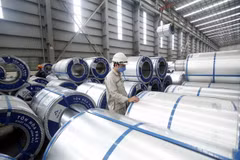 Dây truyền sản xuất tại công ty Tôn Hòa Phát (Khu công nghiệp Phố nối B, huyện Văn Lâm, tỉnh Hưng Yên. (Ảnh: Phạm Kiên/TTXVN)