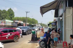 Các nhà đầu tư đổ xô đến xem đất tại khu vực sân bay Técníc Hớn Quản. (Ảnh: Youtube)