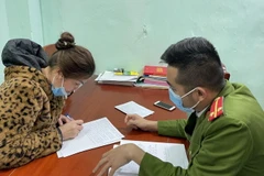 Đối tượng Cao Thị Trông, sinh năm 1969, trú quán ở phường Bắc Sơn, thành phố Sầm Sơn khai báo tại cơ quan Công an. (Ảnh: TTXVN phát)