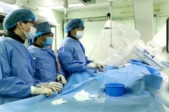 Bác sỹ Khoa Tim mạch can thiệp, Bệnh viện Đa khoa Trung ương Cần Thơ, can thiệp mạch vành cho bệnh nhân W.Z. (Ảnh:TTXVN phát)