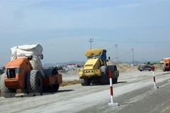 Thi công nền đường cao tốc. (Ảnh minh họa: Huy Hùng/TTXVN)