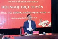 Ông Phạm Văn Thủy, Phó Chủ tịch UBND tỉnh, Phó Trưởng Ban Chỉ đạo phòng, chống dịch COVID-19 tỉnh Sơn La phát biểu chỉ đạo Hội nghị. (Ảnh: Quang Quyết/TTXVN)