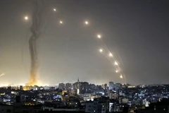 Rocket được phóng từ Dải Gaza, hiện do Phong trào Hồi giáo Hamas kiểm soát, hướng về lãnh thổ Israel ngày 11/5 vừa qua. (Ảnh: AFP/TTXVN)