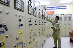 Công nhân truyền tải điện vận hành tại trạm biến áp 220kV. (Ảnh: Ngọc Hà/TTXVN)