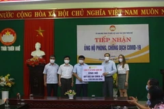 Công ty CP APEC Land trao số tiền ủng hộ 1 tỷ đồng. (Nguồn: mattran.org.vn)