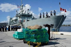 Các thủy thủ tàu tuần duyên USCGC James của Mỹ đứng cạnh một phần lô ma túy, cocaine bị bắt trong cuộc họp báo hôm 5/8. (Nguồn: AP)