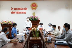 Tiến sỹ Nguyễn Vũ Thượng (người đứng) trao đổi về một số kinh nghiệm trong phòng, chống dịch COVID-19. (Ảnh: Hữu Chí/TTXVN)