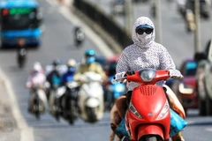 Nhiệt độ trên 35 độ C là từ 12-17 giờ, người tham gia giao thông cần trang bị khẩu trang, áo chống nắng che kín người tránh tình trạng sốc nhiệt vì nắng nóng. (Ảnh: Thành Đạt/TTXVN)