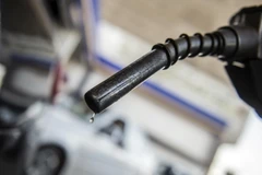 Bơm xăng cho phương tiện tại một trạm xăng ở Cairo, Ai Cập. (Ảnh: AFP/TTXVN)