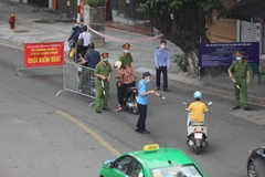 Chốt kiểm soát phòng chống dịch trên phố Lò Đúc (quận Hai Bà Trưng) kiểm tra giấy tờ, thông tin của người lưu thông trên phố - ảnh chụp trước 7h30 ngày 9/8/2021. (Ảnh: Thanh Tùng/TTXVN)