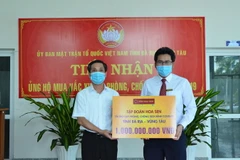 Ông Trần Văn Lợi, Phó Chủ tịch Ủy ban MTTQ Việt Nam tỉnh Bà Rịa-Vũng Tàu, tiếp nhận ủng hộ Quỹ vaccine phòng COVID-19 COVID-19 của Tập đoàn Hoa Sen. (Ảnh: Hoàng Nhị/TTXVN)