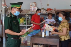 Cán bộ, chiến sỹ Đồn Biên phòng Ea H’leo tuyên truyền bầu cử gắn với tuyên truyền phòng, chống dịch COVID-19 cho nhân dân tại xã Ia Lốp, huyện Ea Súp, tỉnh Đắk Lắk. (Ảnh: TTXVN phát)
