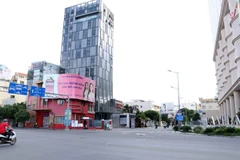 Đường xá vắng vẻ trong buổi sáng ngày đầu thực hiện giãn cách xã hội theo Chỉ thị số 16/CT-TTg. (Ảnh: Xuân Khu/TTXVN)