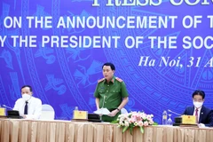 Thiếu tướng Lê Quốc Hùng, Thứ trưởng Bộ Công an trả lời cầu hỏi của phóng viên các cơ quan thông tấn, báo chí trong nước và quốc tế. (Ảnh: Phạm Kiên/TTXVN)